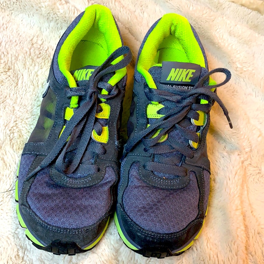 Nike dual fusion ST2 running shoe